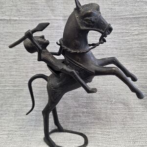 RARE EARLY 20TH CENTURY ANTIQUE BRONZE WARRIOR W/SPEAR on REELING HORSE